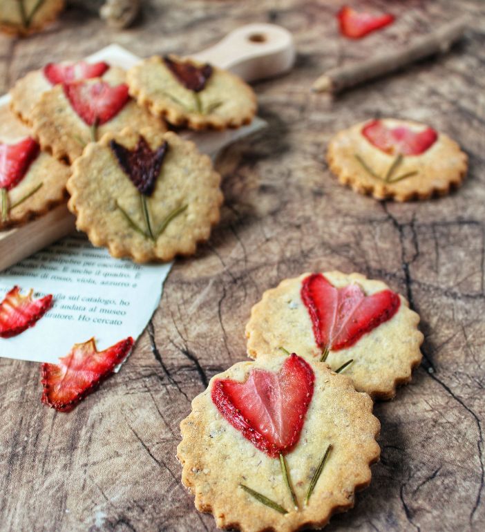 Biscotti al burro con mandorle e fragole senza glutine